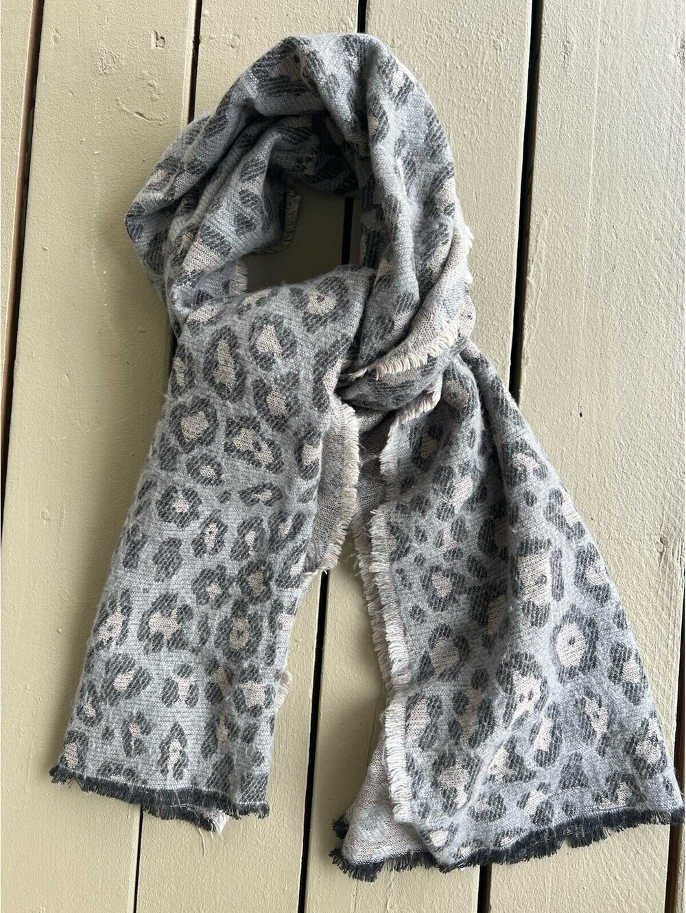 Stella & Dot Women Leopard Print  Gray Scarf One Size 26” X76”.